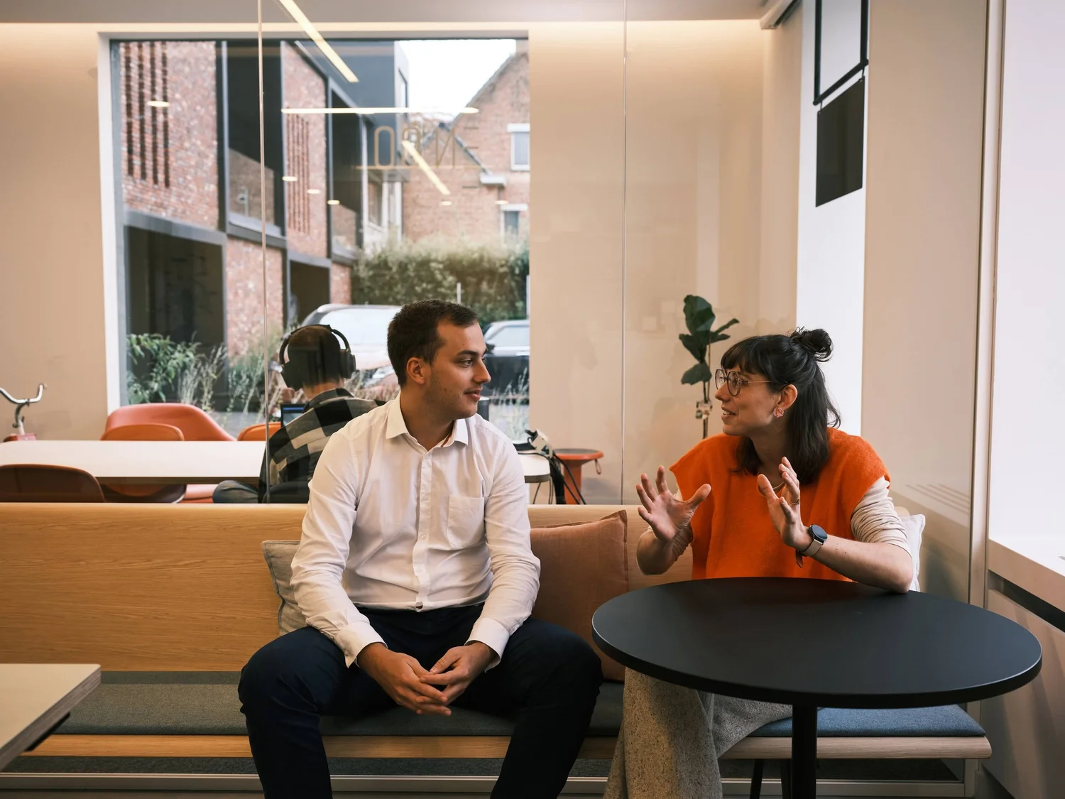 Twee Plainsight-consultants in gesprek aan een tafel