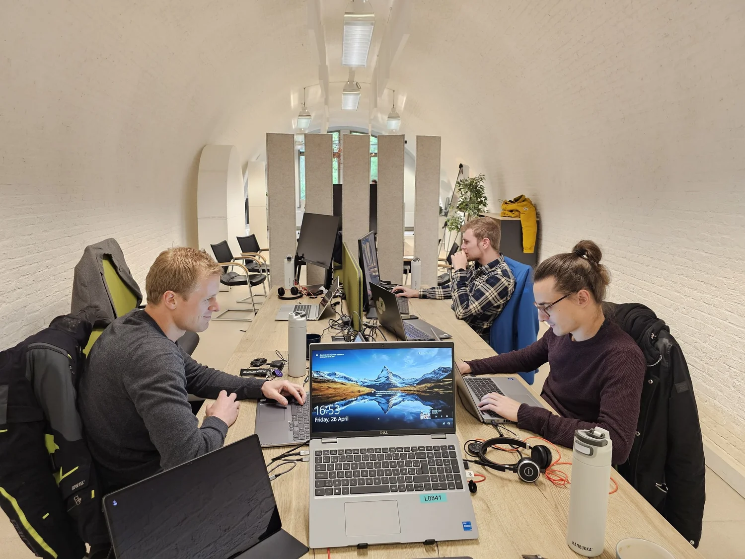 Drie Plainsight-consultants werken naast elkaar aan laptops