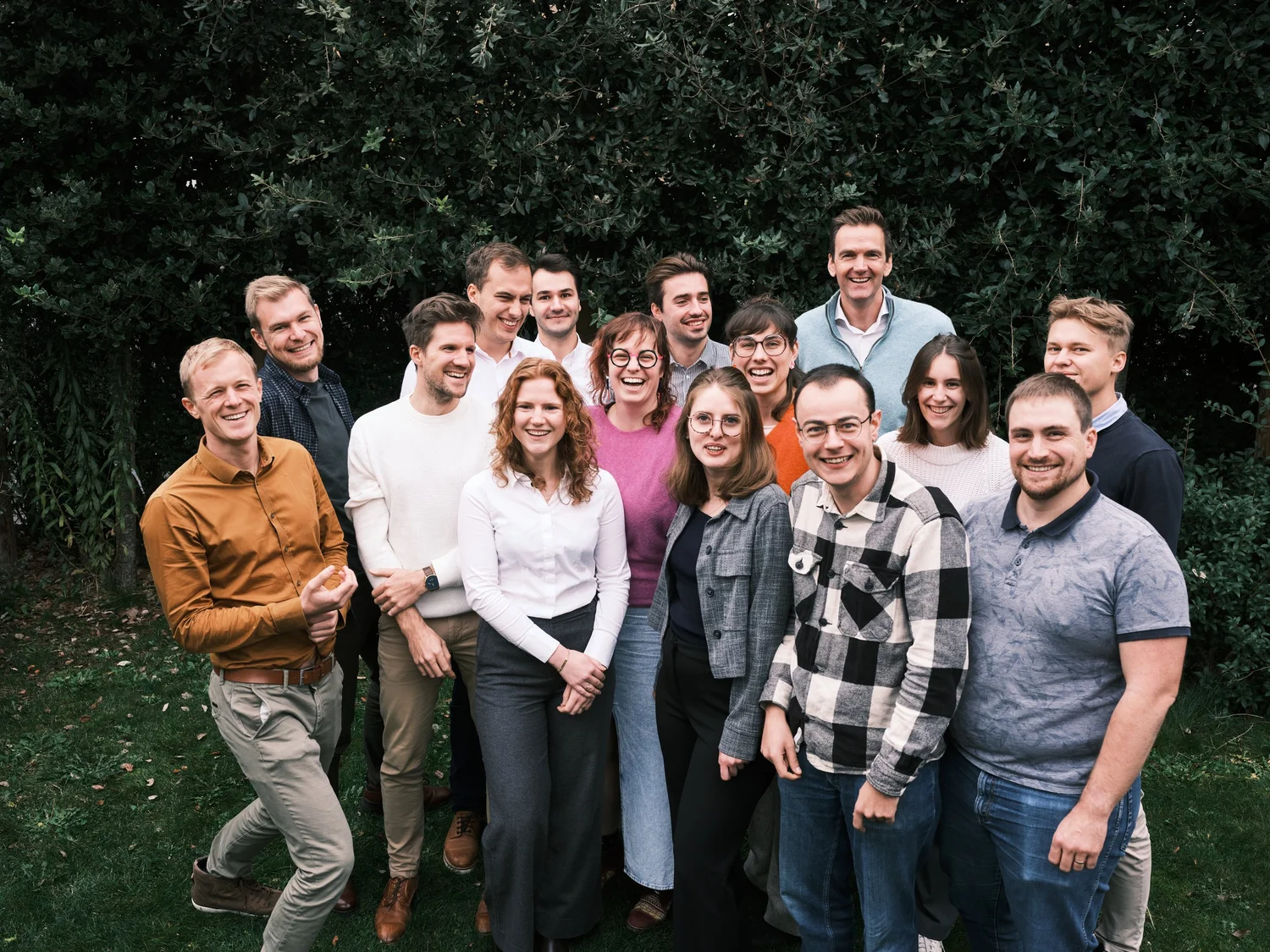 Het volledige Plainsight-team poseert samen voor een groepsportret